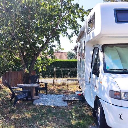 Charmant Camping-Car A La Campagne Labessiere-Candeil Buitenkant foto