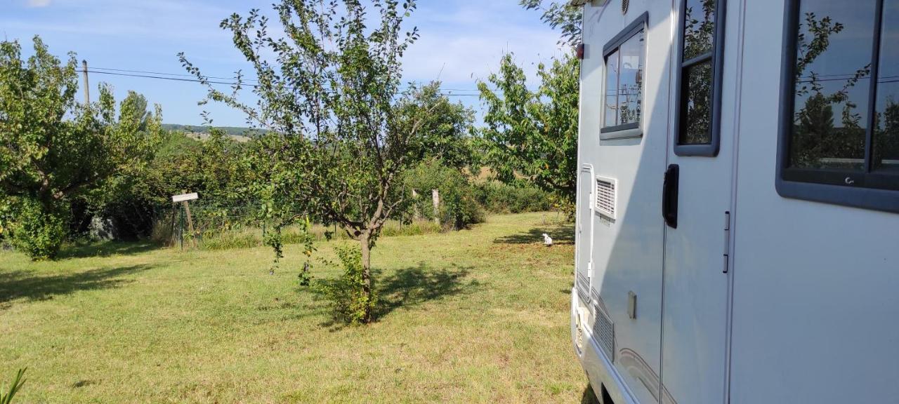 Charmant Camping-Car A La Campagne Labessiere-Candeil Buitenkant foto